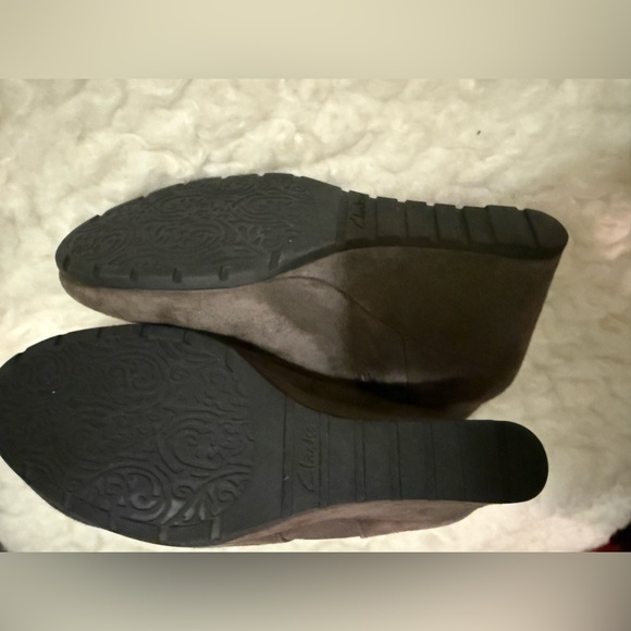 Clarks Rosepoint Bell Side Zip Wedge Ankle Bootie Brown Suede - Picture 5 of 8